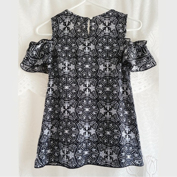 Cute Ruffled Cold-Shoulder Top - Picture 2 of 5